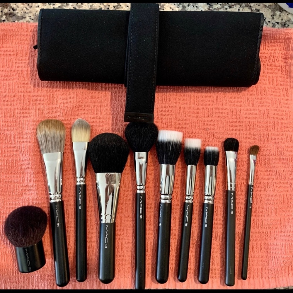 Rare/Discontinued/HTF MAC brushes w/brush roll